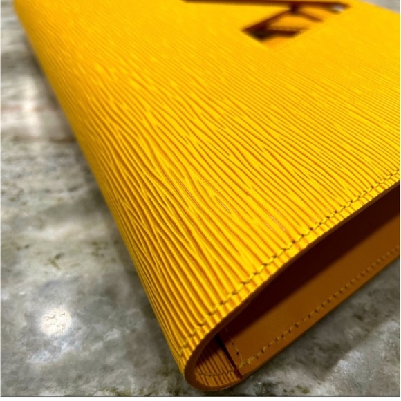 🌟HOST PICK🌟 Limited Edition Louis Vuitton Epi Leather Large Clutch Bag - Picture 8 of 16